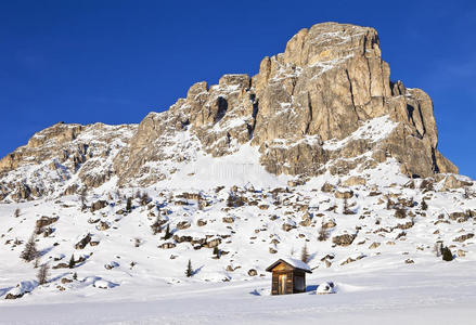 白云石阿尔卑斯山巨关的山景和高山小屋
