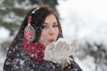 吹毛茸茸雪花的女孩