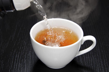 杯子热水倒热水照片