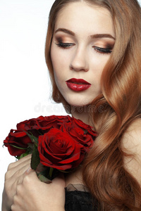 抱着一束玫瑰花的漂亮女孩图片