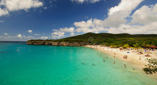 加勒比海美丽的海滩，碧绿的海水