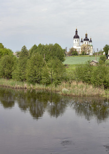 乡村教堂和河流景观。乌克兰。