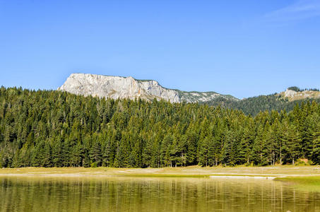 高山湖泊图片