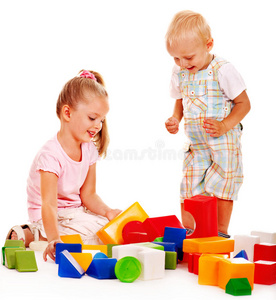 孩子们玩积木。