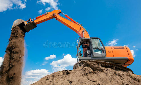 金属履带挖掘机在施工现场卸土
