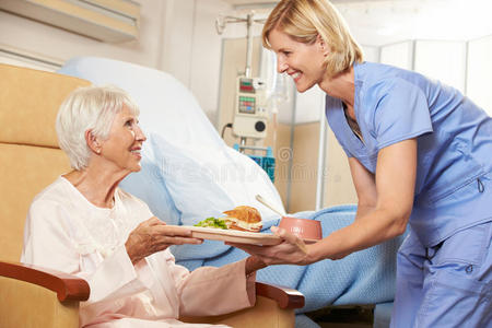 国外职业女性吃益生菌图片