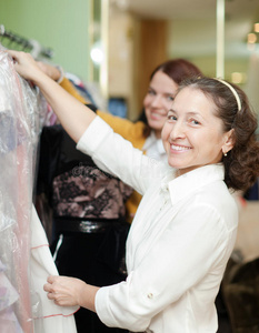 美丽的女人挑选衣服图片