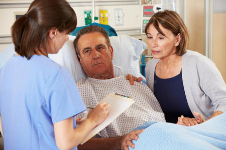 护士在病房和夫妇谈话