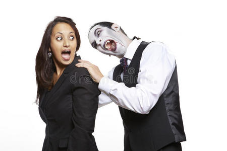 穿着德古拉化装的男人咬着女孩的脖子照片