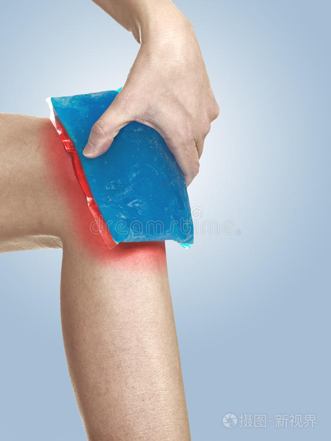 冰凉的凝胶敷在肿胀疼痛的膝盖上
