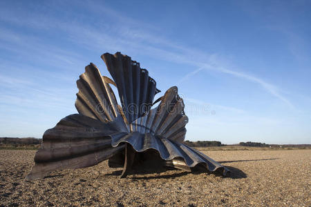 英国萨福克郡奥尔德堡海滩上的"扇贝"雕塑照片