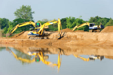 工地, 采石场和卸车加载地球黄色的挖掘机工作挖沙采石反铲挖掘机在