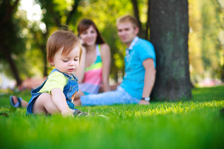 孩子和父母在美丽的夏日公园
