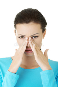 鼻窦有鼻窦压痛的年轻女子照片