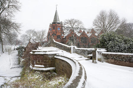 英国乡村桥在冬雪中。
