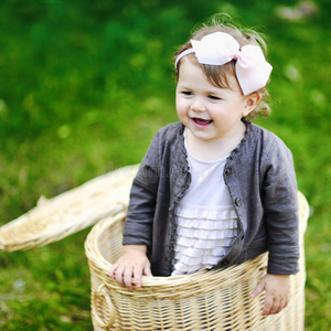 公园里可爱快乐的小女孩微笑着