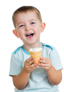 快乐的小男孩在独立工作室吃冰淇淋