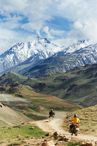 印度山区的两名摩托车游客