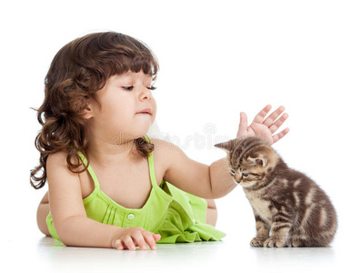 有趣快乐的小女孩玩猫咪
