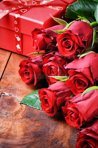 一束红玫瑰和礼品盒