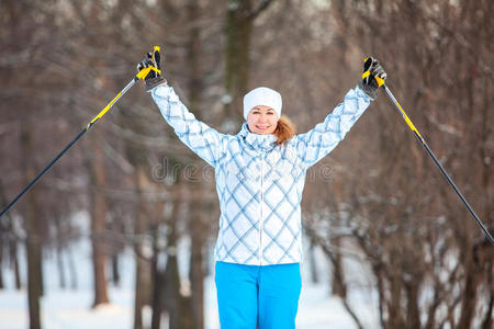 女运动员双手举着滑雪板