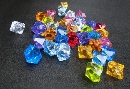 贵重蓝宝石晶莹剔透照片