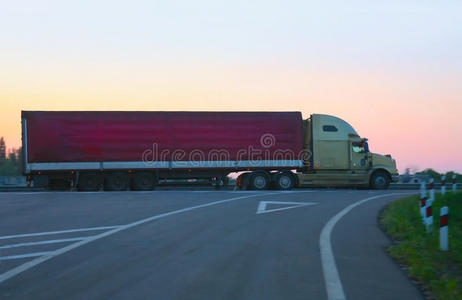 货运 风景 公路 航运 行业 拖车 日出 装运 运输 复古的