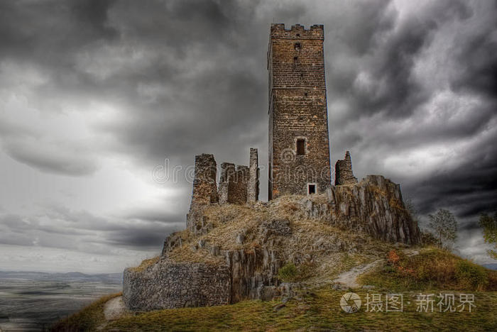 山上废弃的古堡