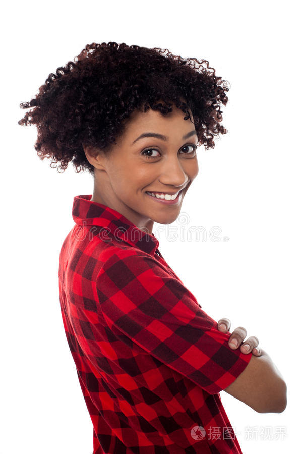 身材苗条微笑的年轻女子的侧面轮廓双臂交叉