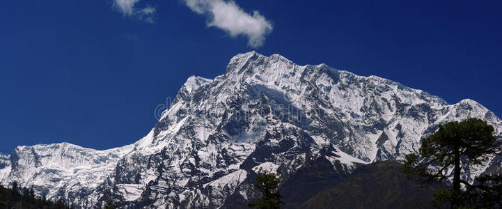 蓝天映衬的群山