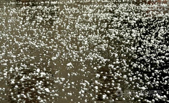 城市街道上的冰雹