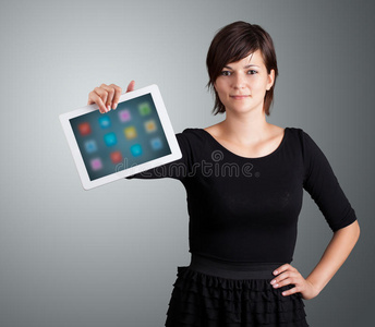 手持彩色图标的现代平板电脑的女人