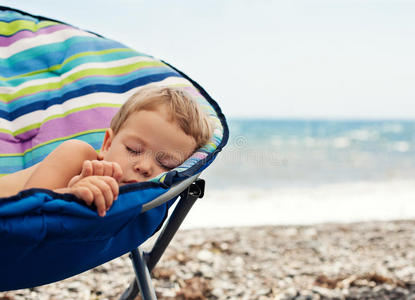 睡在沙滩上的男婴