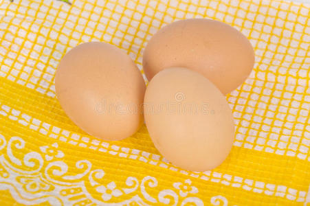 黄桌布上的鸡蛋