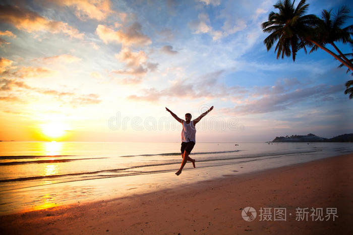 年轻有趣的人在海边跑步