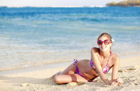 巴厘岛热带海滩上的比基尼长发女孩