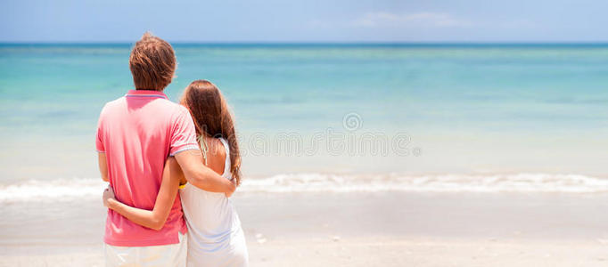 热带海滩上美丽的年轻夫妇