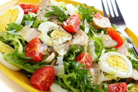 鸡肉鸡蛋和西红柿沙拉。