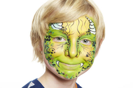 万圣节妖怪画脸妖怪的小男孩照片