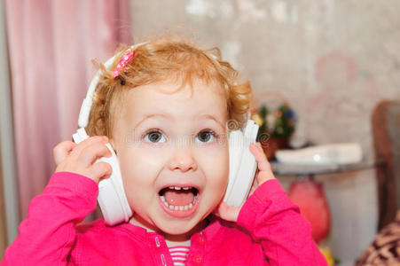 戴着耳机唱歌的可爱小女孩