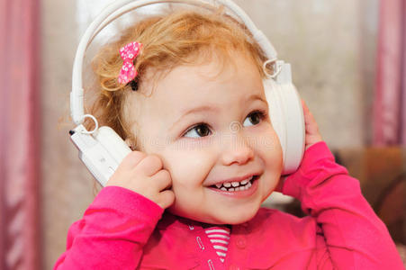 戴着耳机欣赏音乐的小女孩