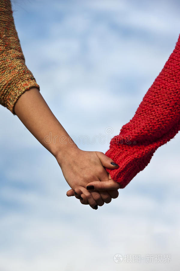 一对手举在蓝色背景上的夫妇