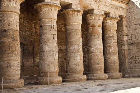 古埃及神庙中的柱子照片
