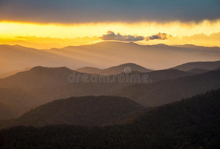 蓝岭公园路日落南部阿巴拉契亚山脉风景自然景观