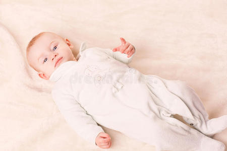 一个可爱的婴儿躺在被子上的肖像