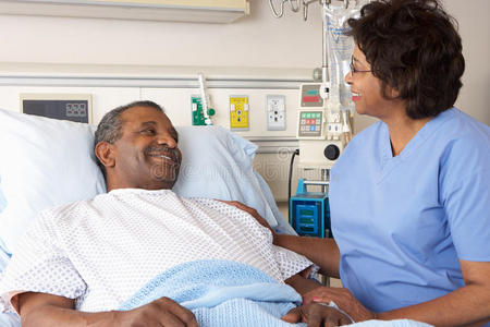 护士在病房与老年男性病人交谈