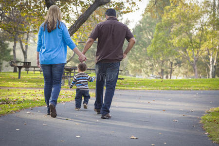 快乐的混血族家庭在公园里散步