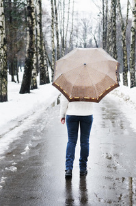 雨雪天的女人