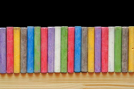 彩色粉笔排列整齐照片