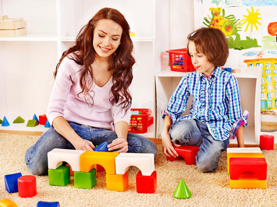 有小孩玩砖头的家庭。